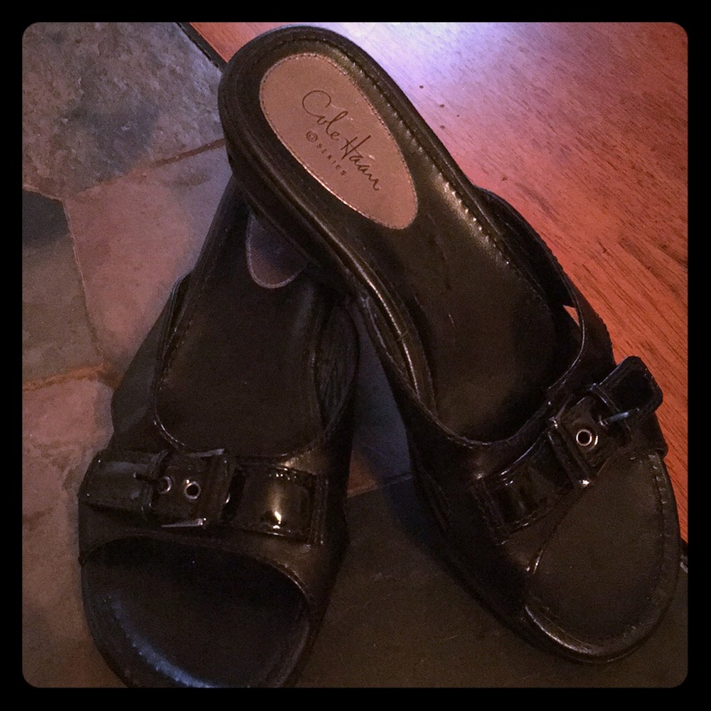 Size 6 black patent Nike air sandals